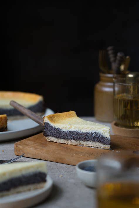 Anschnitt Mohn-Käsekuchen auf Teller
