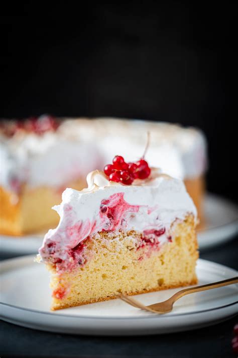 Anschnitt Ribisel Baiser Kuchen auf Kuchenteller mit Gabel