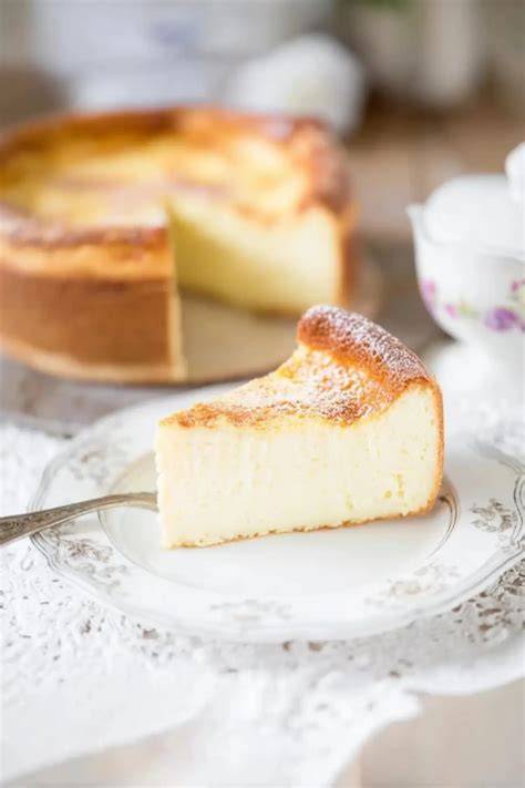 Anschnitt Stück Käsekuchen mit cremiger Füllung
