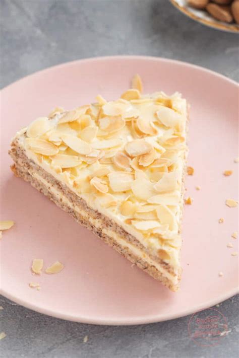 Anschnitt der Almondy Torte mit Schichten aus Mandelböden und Vanillecreme