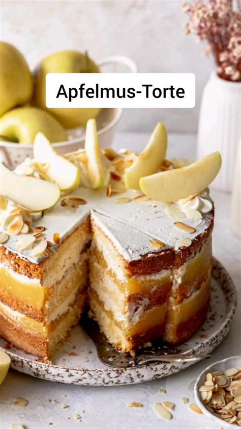 Anschnitt der Apfelmus-Biskuit-Sahne-Torte mit Schichten (Biskuit, Apfelmus, Sahnecreme)