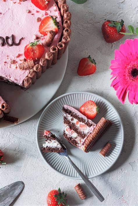 Anschnitt der Baileys-Torte mit Schokoböden, Erdbeeren und Sahnetuffs