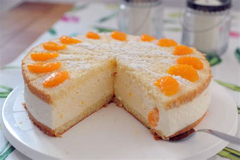 Anschnitt der C-Frisch-Torte mit Mandarinen und Sahnehaube