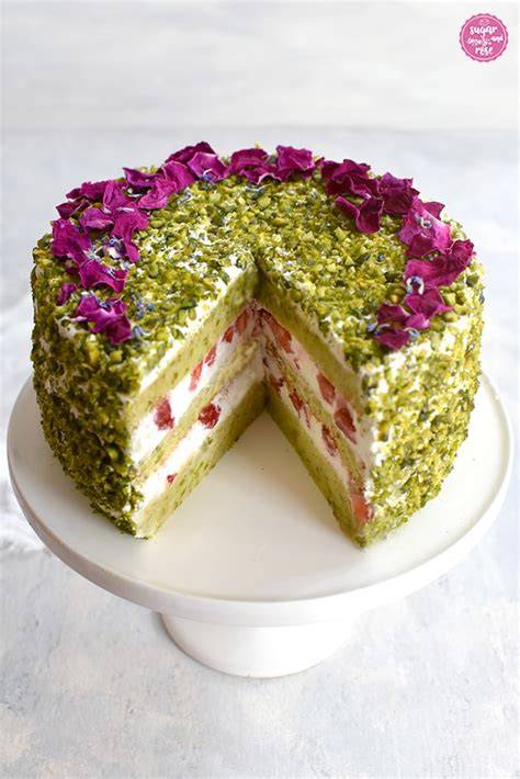 Anschnitt der Crêpe-Torte mit sichtbaren Cremeschichten und frischer Dekoration