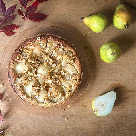 Anschnitt der Eierlikör-Schokotorte mit Mandeln und weißem Spiegel
