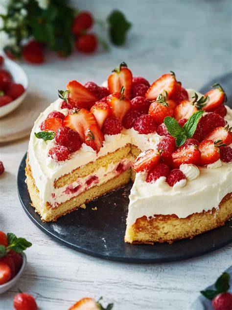 Anschnitt der Eierlikörtorte mit Erdbeeren: Schichten im Profil