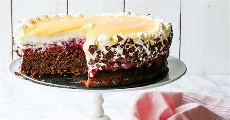 Anschnitt der Eierlikörtorte mit Kirschen