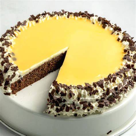 Anschnitt der Eierlikörtorte mit Löffelbiskuitrand und glänzendem Eierlikörguss