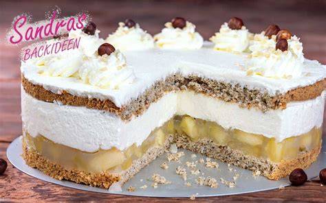 Anschnitt der Giotto-Eierlikör-Torte mit Nussbiskuit, Ananascreme und Sahnetuffs