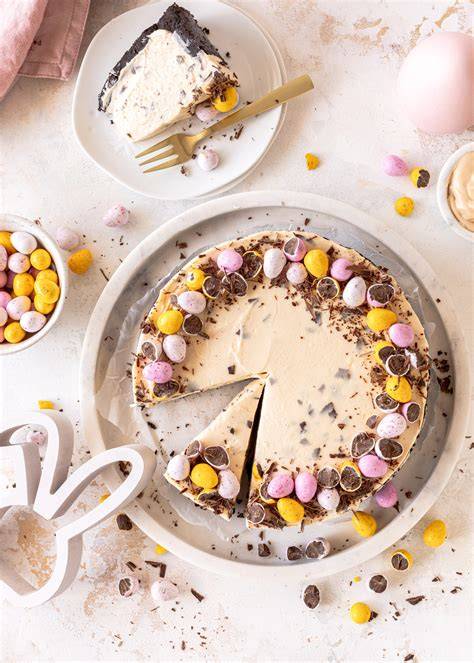 Anschnitt der Giotto-Keksboden-Torte mit Haselnusscreme und Giotto-Deko