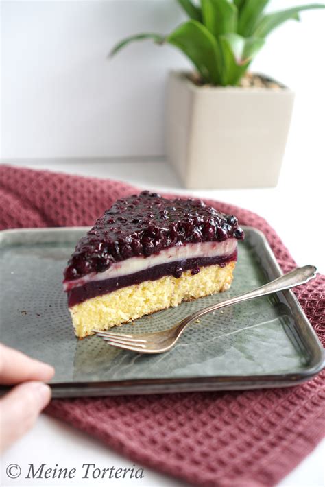 Anschnitt der Heidelbeertorte mit sichtbaren Schichten (Makroaufnahme)