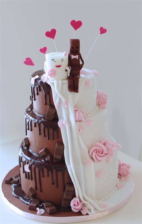Anschnitt der Hochzeitstorte mit Brautpaar aus Schokolade und glücklichen Gästen
