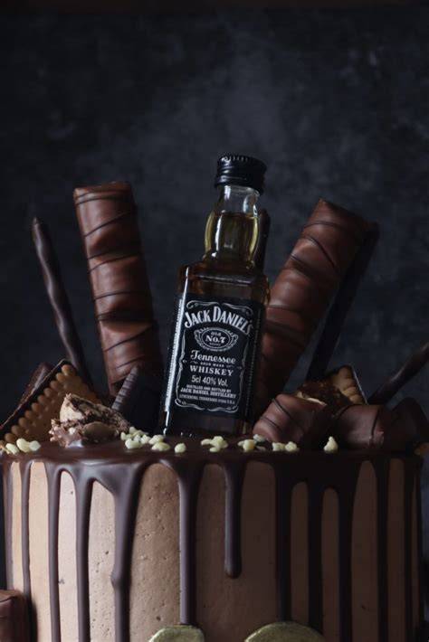 Anschnitt der Jack Daniels Torte mit Stracciatella und Kirschen