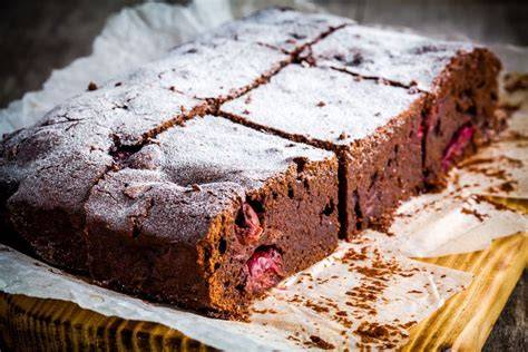 Anschnitt der Kaffeetorte mit Mokkabohnen und gefriergetrockneten Früchten