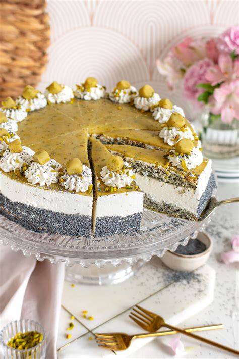 Anschnitt der Marzipan Nuss Torte, Mohn und Marmeladenschicht sichtbar