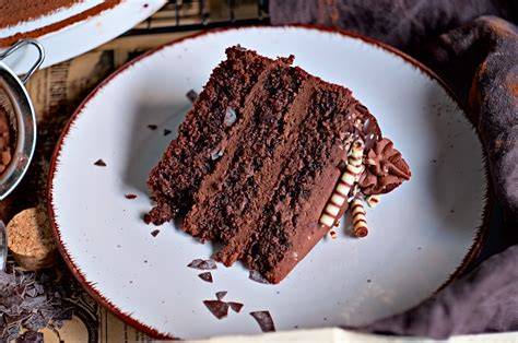 Anschnitt der Mascarpone-Eierlikör-Schokotorte mit Deko und Schichten im Detail