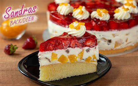 Anschnitt der Pfirsich-Erdbeer-Torte mit sichtbarer Joghurtcreme und Erdbeerschicht