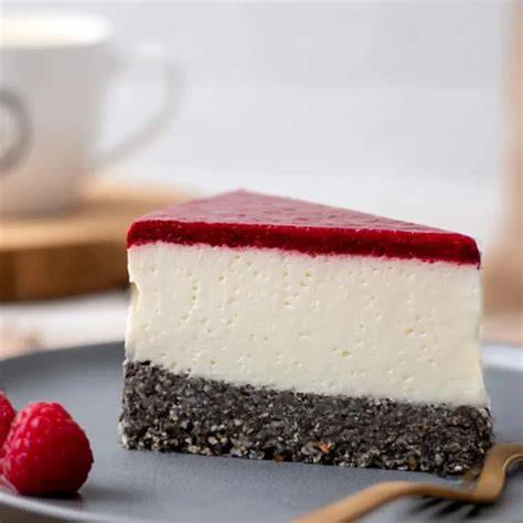 Anschnitt der Schneewittchen-Torte: weiße Quarkcreme, roter Himbeerspiegel, schwarzer Mohnboden