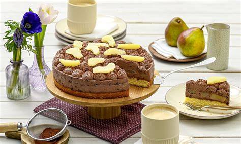 Anschnitt der Schoko-Birnen-Torte mit sichtbaren Schichten: Boden, Birnen-Guss, Sahne