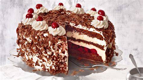 Anschnitt der Schwarzwälder Kirschtorte: sichtbare Biskuit-, Kirsch- und Sahneschichten