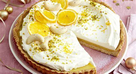 Anschnitt der Tarte: dichter Kirschpudding, knuspriger Boden, goldene Baiserwellen