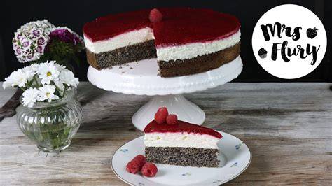 Anschnitt der Topfen-Mohn-Torte mit Himbeeren: Schichtaufbau und Texturen