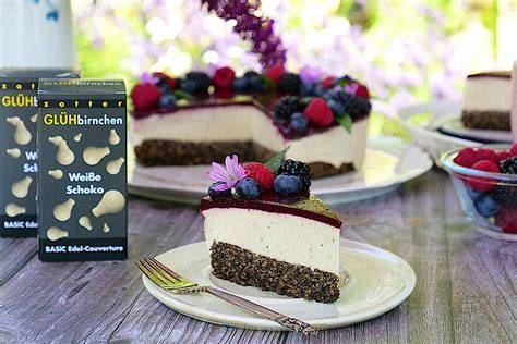 Anschnitt der Torte: Schichten von Mohnboden, Schokomousse und Beerengelee