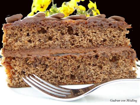 Anschnitt der Wachauer Torte mit Marillenschicht, Mandeln und Schokogitter