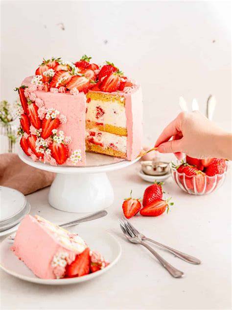 Anschnitt der fertigen Erdbeer-Sahne-Torte ohne Zucker