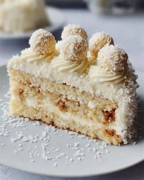 Anschnitt der fertigen Raffaello Torte Zwergenstübchen mit Kokoskern und Sahneschicht
