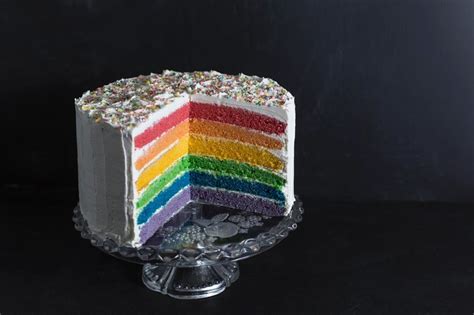 Anschnitt der fertigen Torte: bunte Schichten, Beeren-Füllung, glitzernde Oberfläche