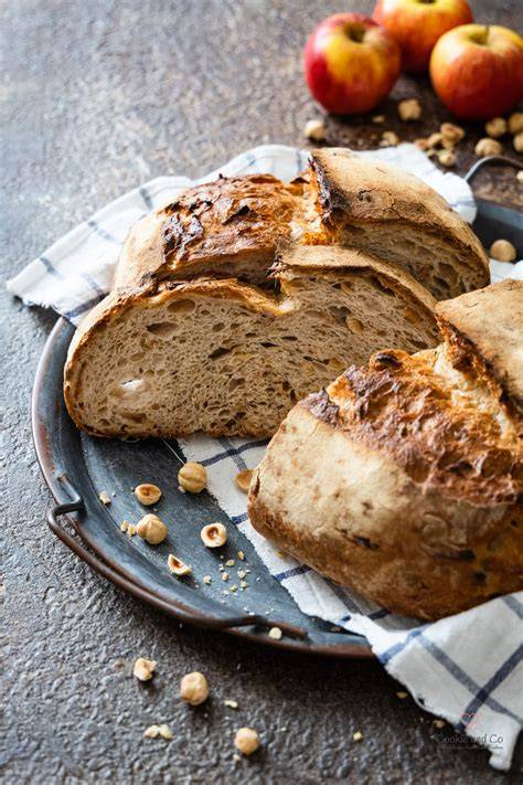 Anschnitt des Gugelhupfs: saftige Krume mit Apfelstückchen und Nuss