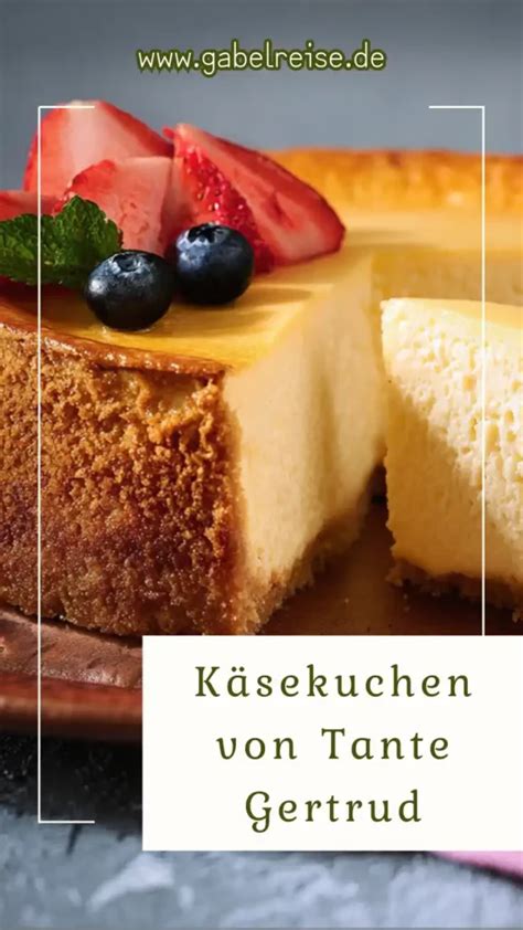 Anschnitt des Käsekuchens Tante Gertrud, saftig-cremig