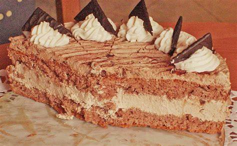 Anschnitt einer After Eight Torte mit Nussboden