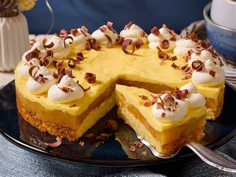 Anschnitt einer Apfel-Sahne-Torte mit Eierlikör dekoriert