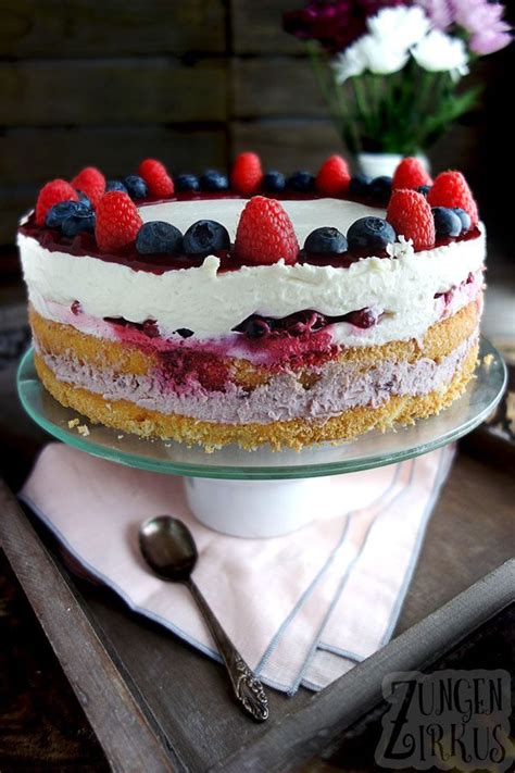 Anschnitt einer Beerentorte mit luftigem Biskuit und gemischten Beeren