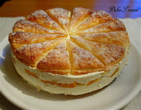 Anschnitt einer Blätterteigtorte mit Obst und Creme