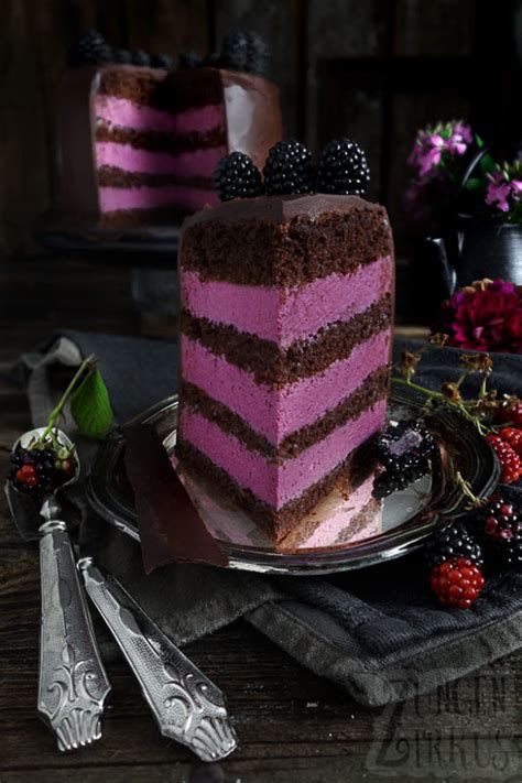 Anschnitt einer Brombeertorte mit Puddingschicht, Biskuit und Brombeer-Spiegel