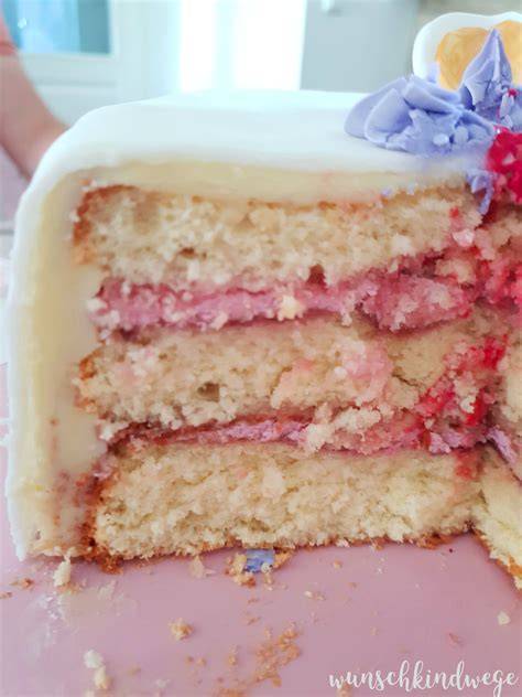 Anschnitt einer Einhorn-Torte mit Regenbogenböden