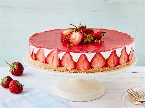 Anschnitt einer Erdbeer-Frischkäse-Torte ohne Backen auf Keksboden