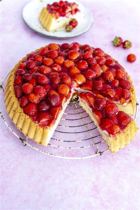 Anschnitt einer Erdbeer-Joghurt-Eierlikörtorte mit Biskuitboden und Erdbeerschichten