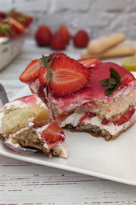 Anschnitt einer Erdbeer-Tiramisu-Torte mit Löffelbiskuitkranz und frischen Erdbeeren