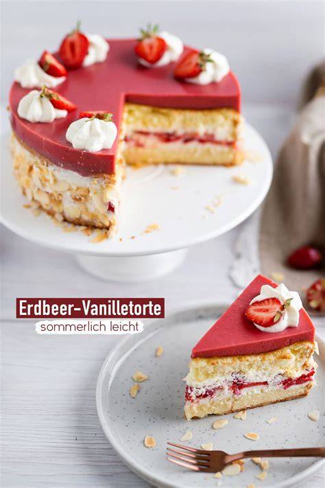 Anschnitt einer Erdbeertorte mit Mandelbiskuit