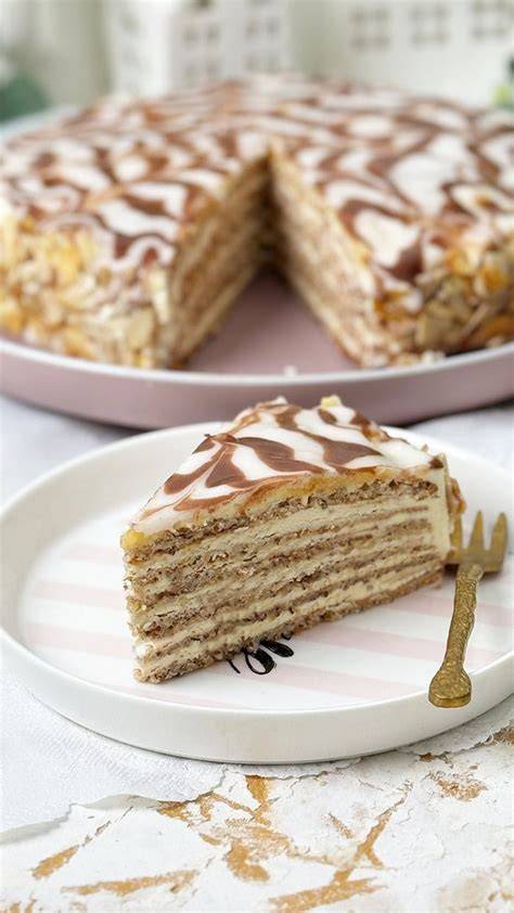 Anschnitt einer Esterházy Torte auf einer Festtagstafel