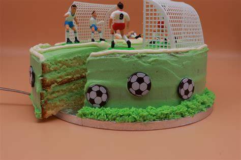 Anschnitt einer Fußballtorte ohne Fondant mit Buttercreme-Gras