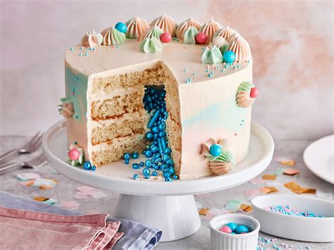 Anschnitt einer Gender Reveal Torte: pinke Füllung