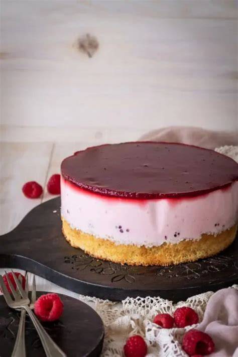 Anschnitt einer Himbeer-Schmand-Torte ohne Gelatine