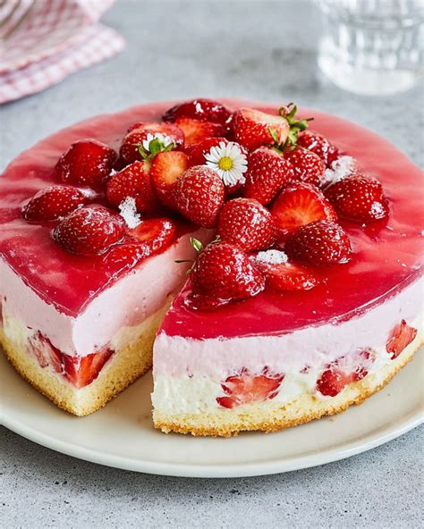Anschnitt einer Joghurt-Schmand-Beerentorte mit Tortenguss