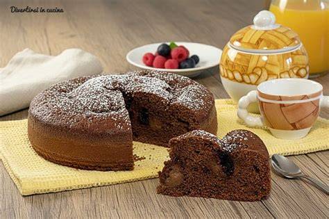 Anschnitt einer Kaffee-Kirsch-Torte mit Sahnetuffs und Kirschen