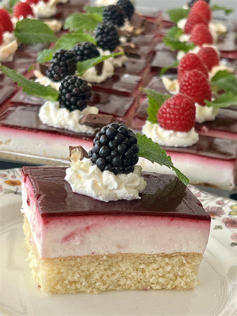 Anschnitt einer Kiwi-No-Bake-Torte mit glänzendem Fruchtspiegel